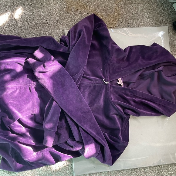 Juicy couture outfits. I have multiple. I lost the weight and they don’t fit - Picture 3 of 4
